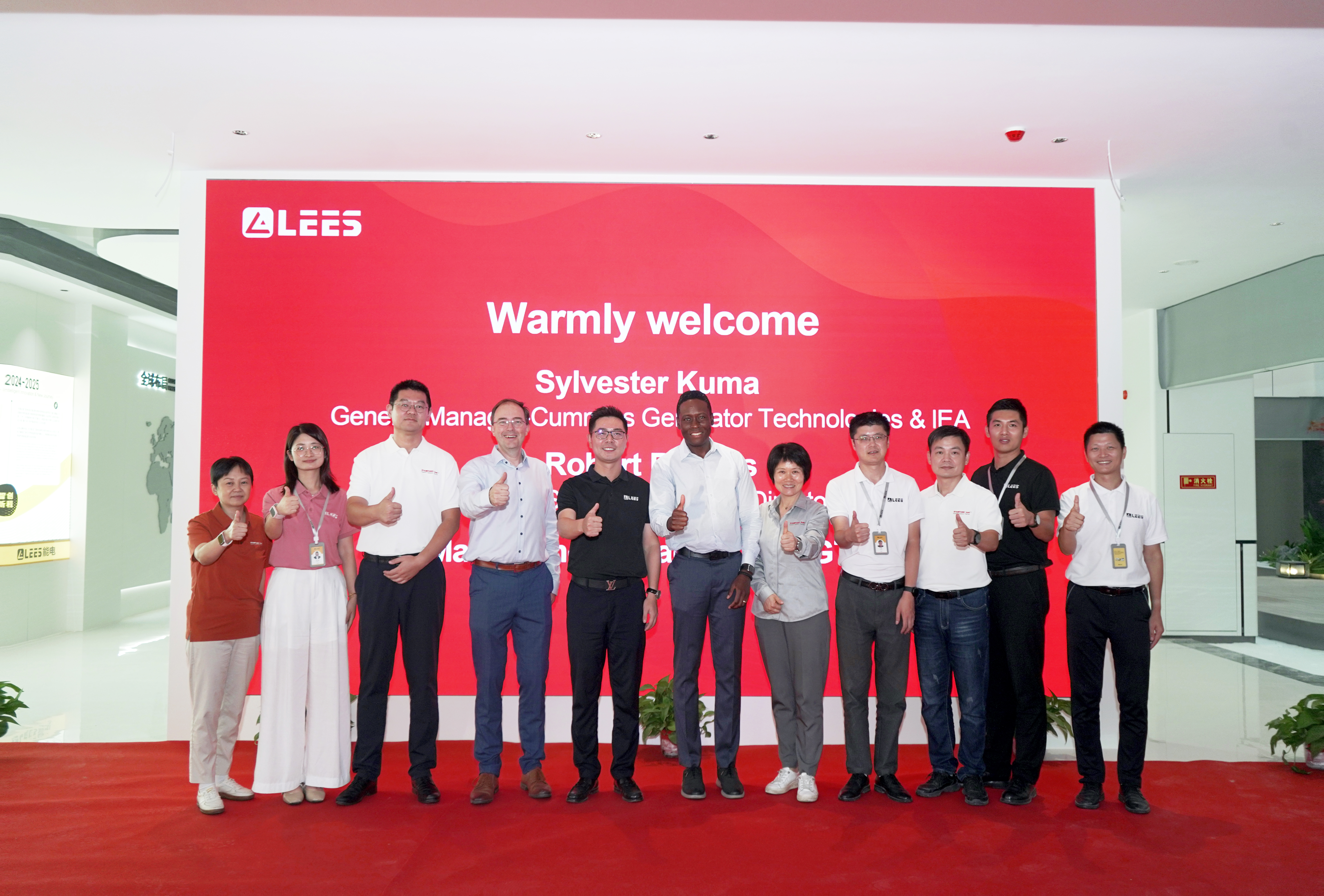 Se joindre aux mains pour un nouveau chapitre | Cummins Generator Technologies Le président mondial M. Sylvester Kuma et la délégation Visitez la nouvelle base de Lees Power
